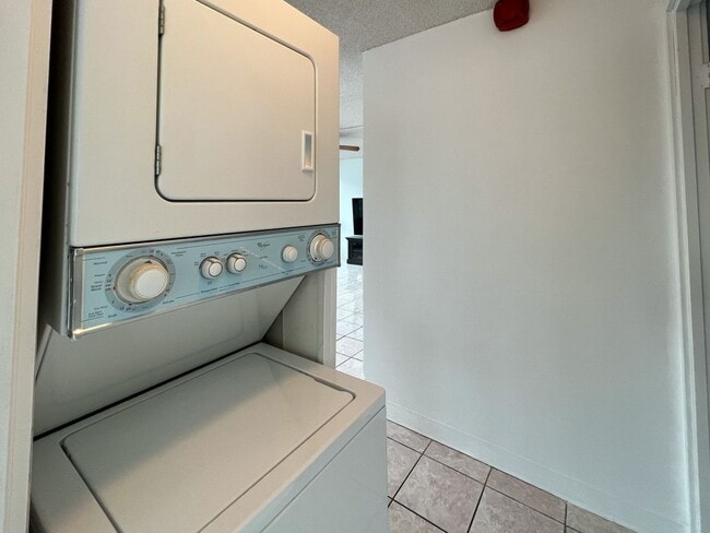 Building Photo - 1BD/BA at Waikiki Townhouse. Spacious, great views.
