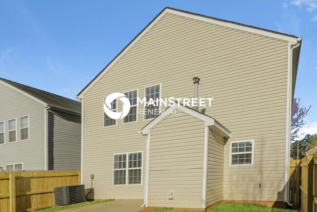 Building Photo - 4 Bedroom Pet-Friendly Home in Charlotte, NC with Main Street Renewal