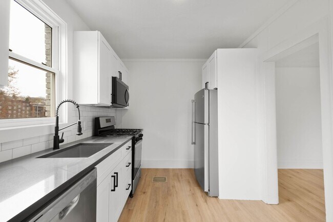 Building Photo - COMING SOON, LATE SEPTEMBER! 2-Bedroom END...
