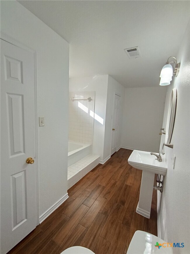 Building Photo - 1411 Saddle Dr