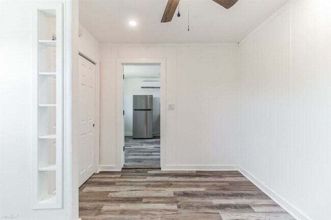 Building Photo - 1 br, 1 bath House - 124 East Castlebriar ...