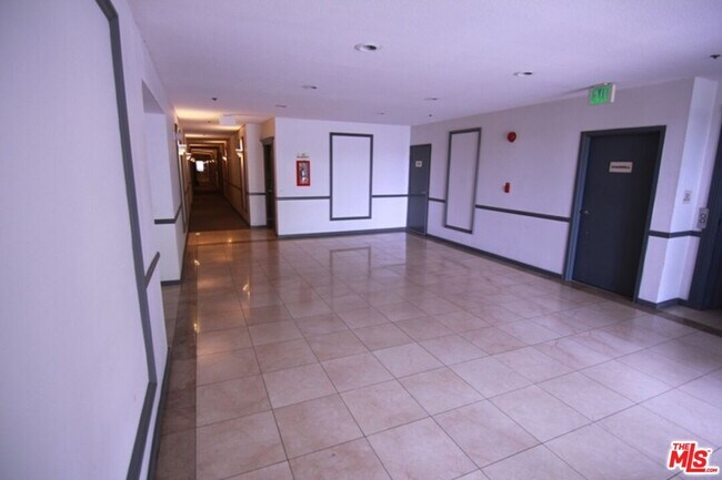 Building Photo - 939 Palm Ave