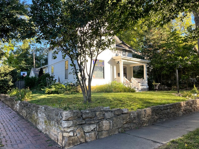 Corner lot with plenty of outdoor space - 700 Illinois St
