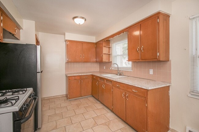 Building Photo - 3 bedroom Spacious Cape Cod!