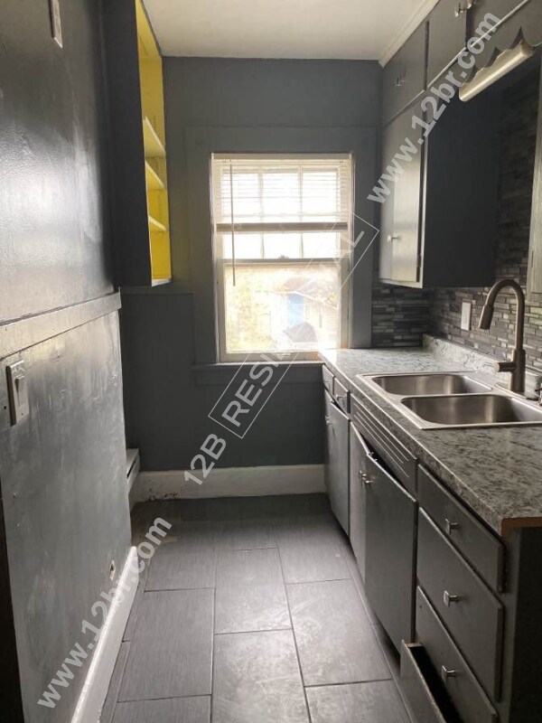 Building Photo - 2-Bedroom 3rd Story Unit in Toledo's Histo...