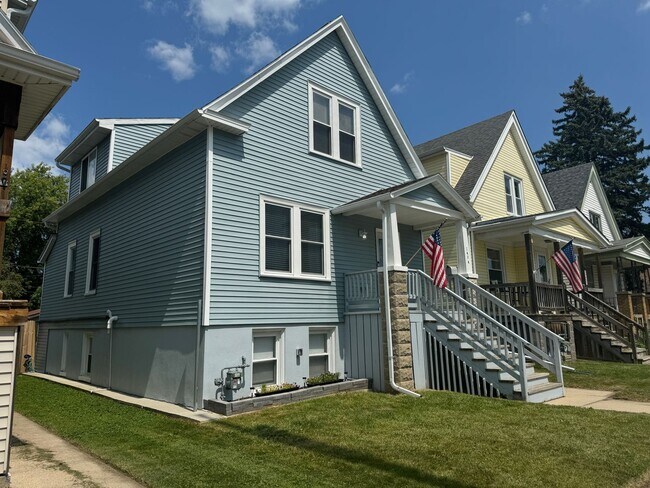 Building Photo - 4 BED, 3 BATH, Fully renovated Single Fami...