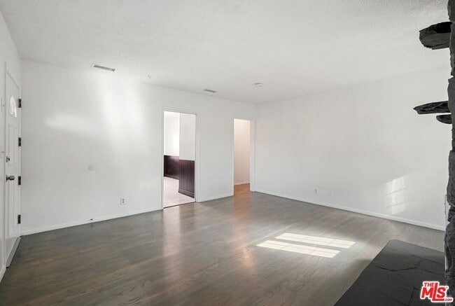 Building Photo - 11004 Mansel Ave