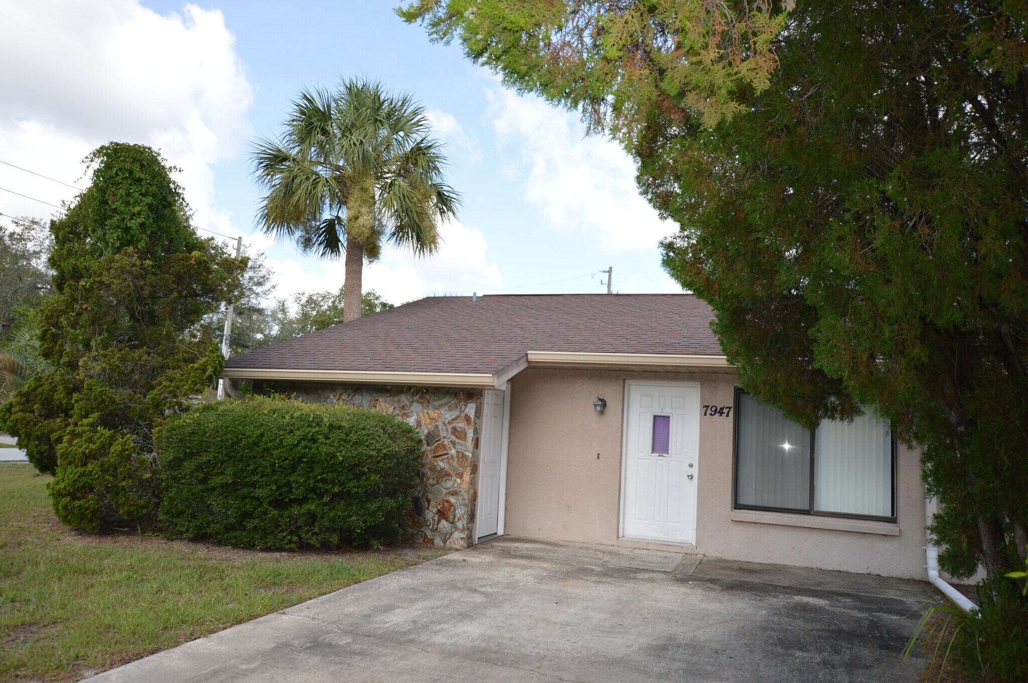 Building Photo - 7947 Pinehurst Dr