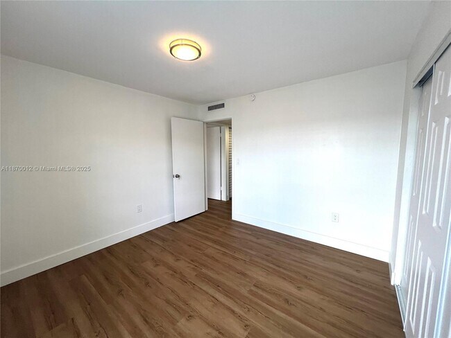 Building Photo - 10822 N Kendall Dr