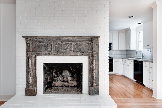 Building Photo - Fantastic renovated 5BE/4BA family home on beautiful oversized private Lot in the heart of Belle ...