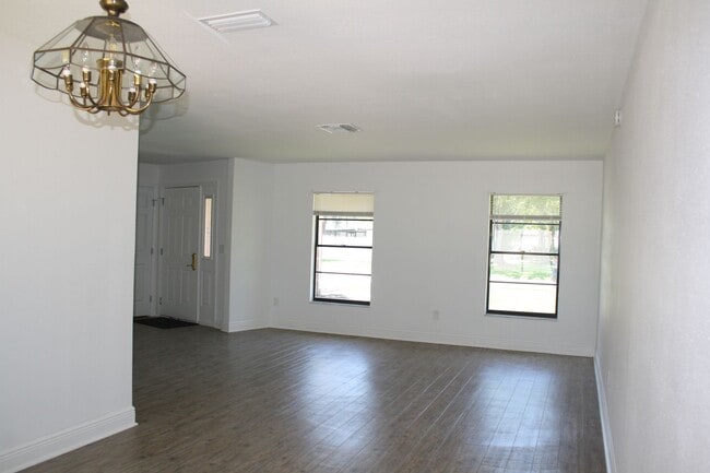 Building Photo - Enjoy Peaceful Living in this Northdale Co...