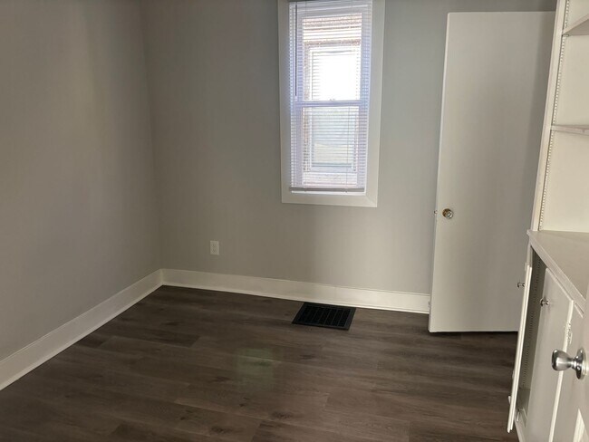 Building Photo - 1427 Wall St