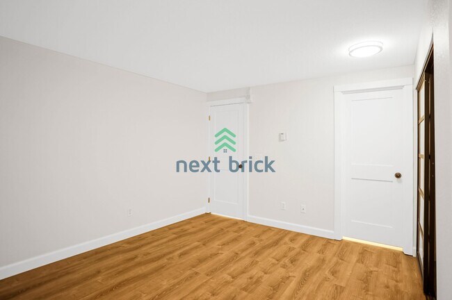 Building Photo - Charming 2 Bedroom 1 Bathroom Condo!