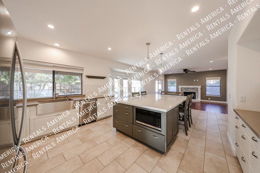 Building Photo - 5444 E Grovers Ave