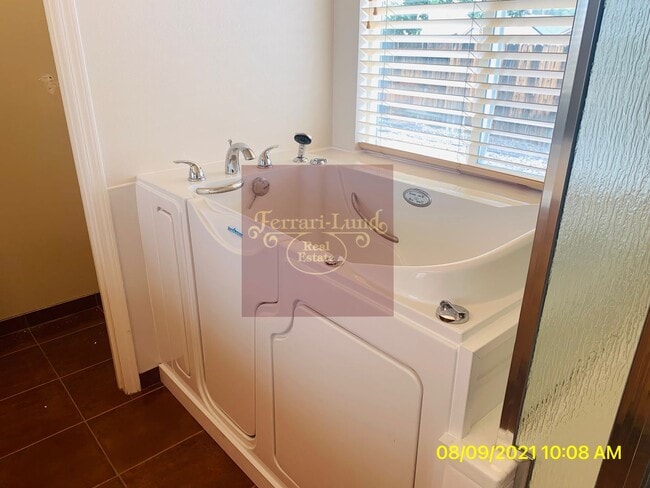 Building Photo - Charming 3 Bedroom, 2 Bathroom Single-Stor...
