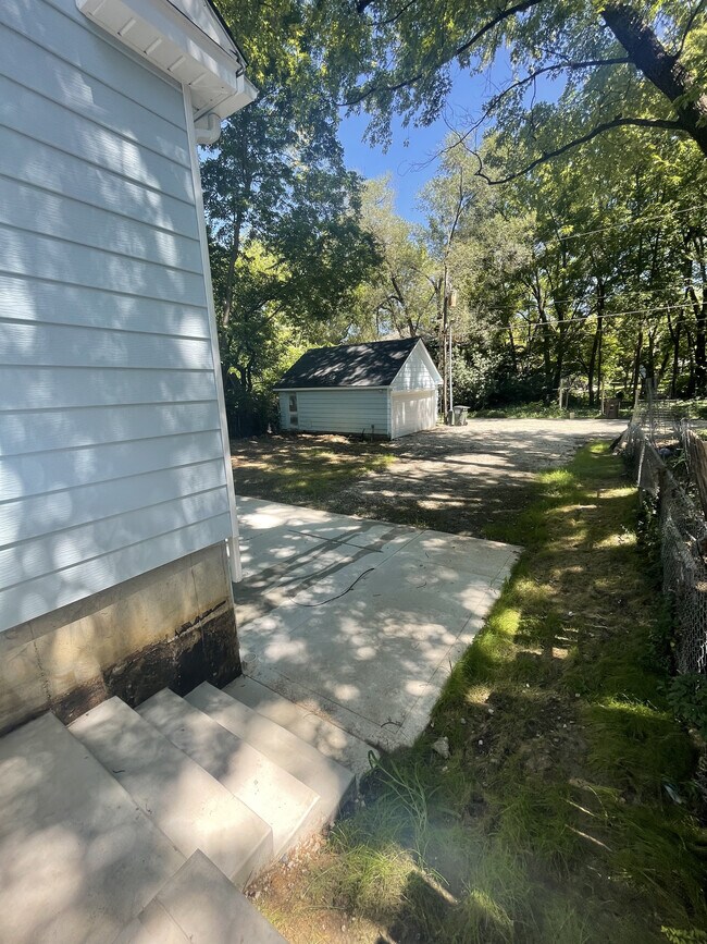 Building Photo - 616 Illinois St