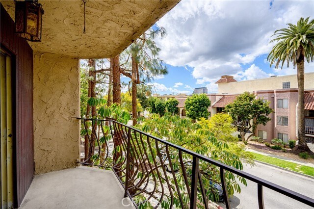 Building Photo - 330 N Jackson St