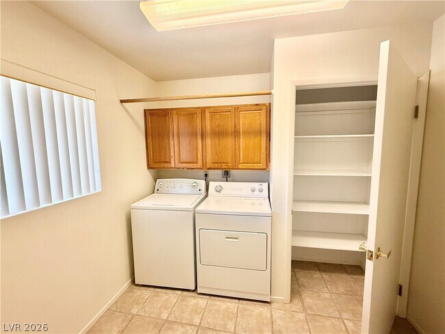 Building Photo - 1081 Pluto St