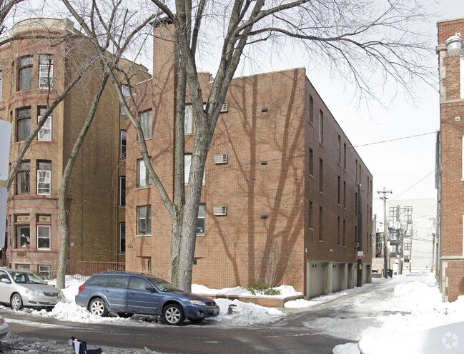 Building Photo - 622 W Wellington Ave