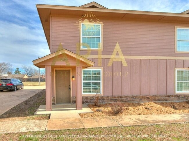 Building Photo - 2 bed/1.5 bath Norman Townhome Duplex - AV...