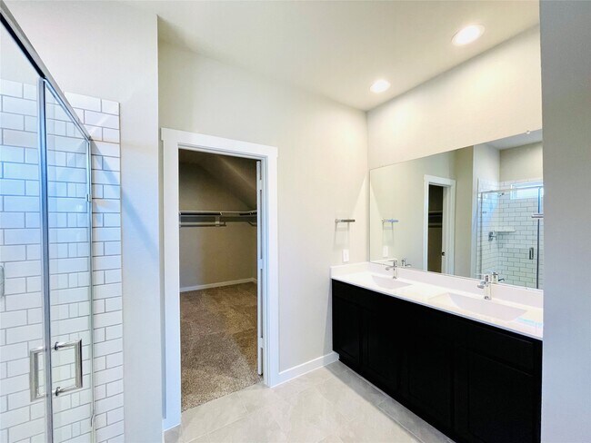 Building Photo - 3310 Silverton Dr