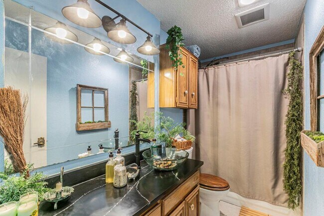 Building Photo - 302 S Mt Rushmore Dr