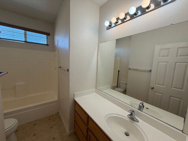 Building Photo - Spacious Home in Quiet Area