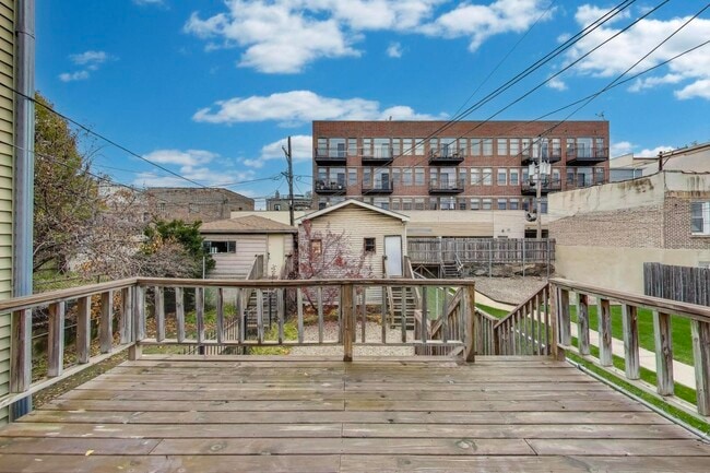 Building Photo - 902 S Claremont Ave