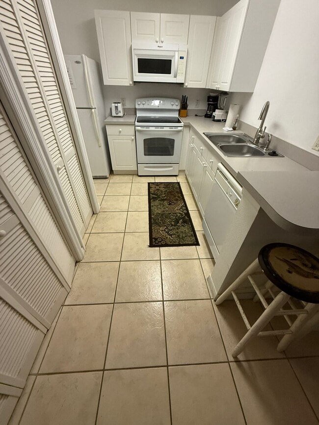 Building Photo - 2740 Club Cortile Cir