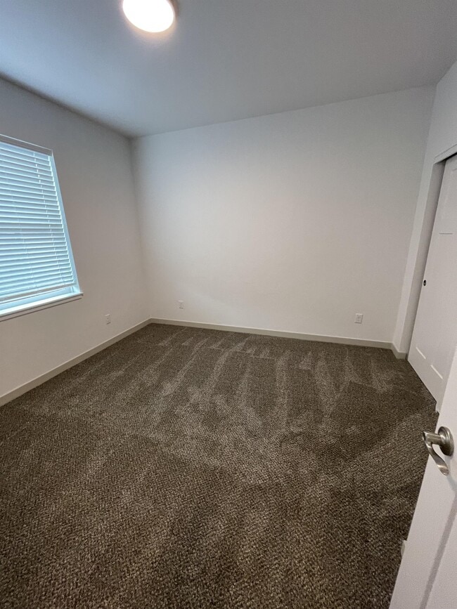 Building Photo - 411 Azalea Ct