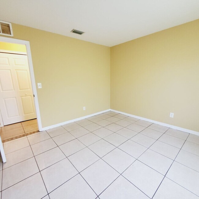 Building Photo - Spacious 3 Bedroom 2 Bath 2 Car Garage PLU...