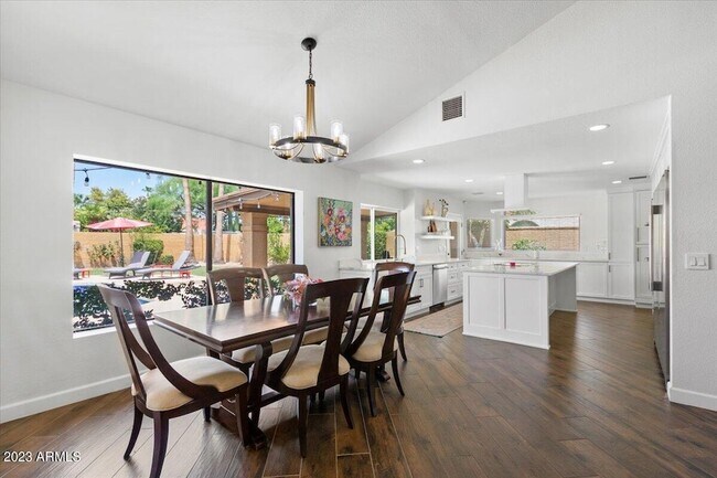 Building Photo - 10628 E Cinnabar Ave