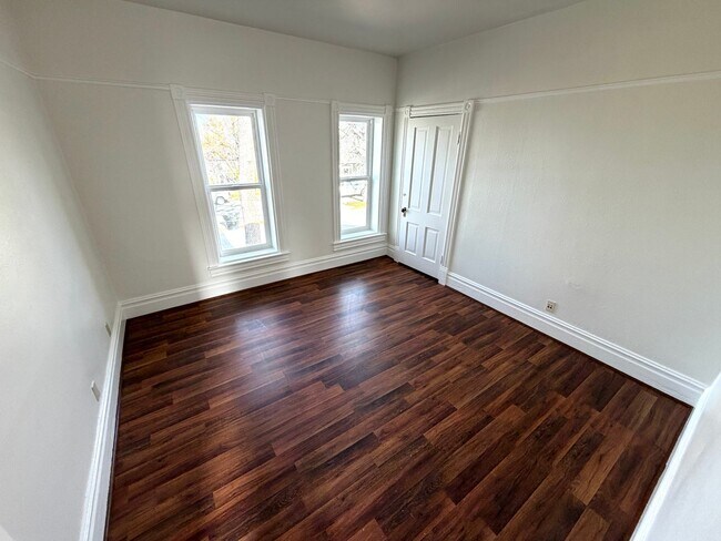 Building Photo - 4 Bed 1.5 Bath Victorian Style Single Fami...