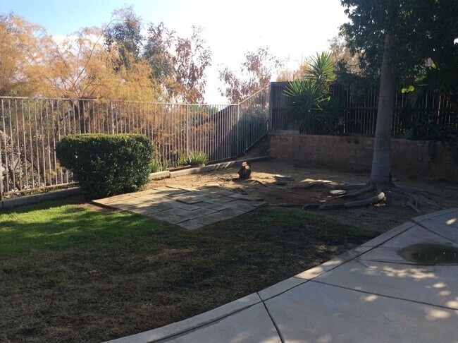 Building Photo - 3 Bedroom 2 bathroom Home in Corona