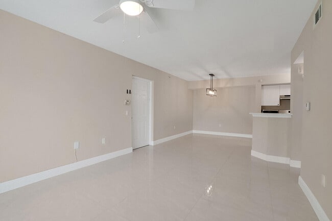 Building Photo - 611 Villa Cir