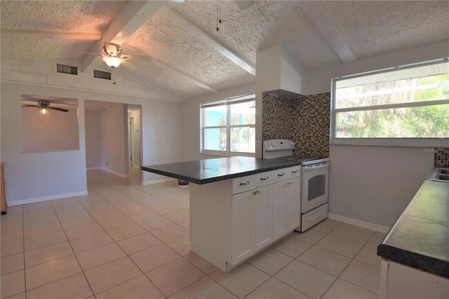 Building Photo - 403 Pinewood Ave