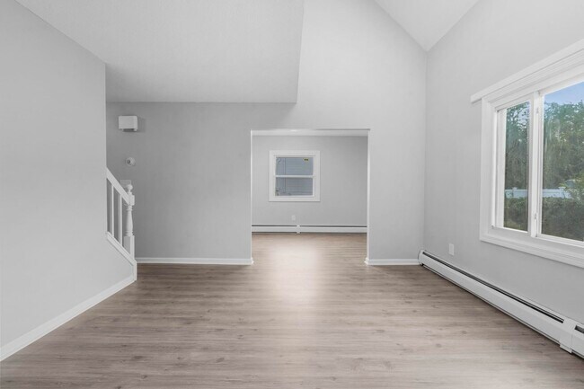 Livingroom - 670 Middletown Ave