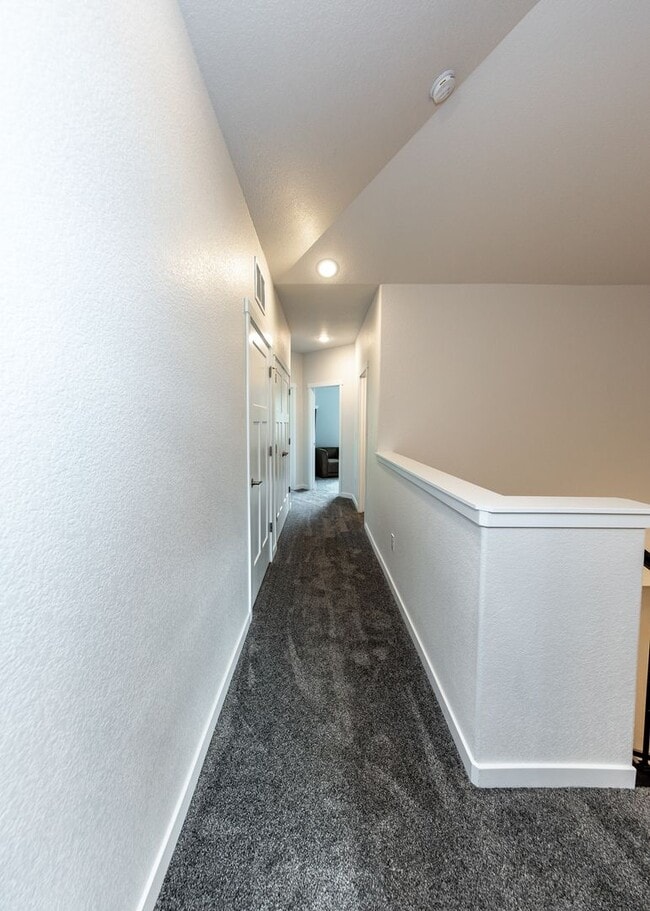 Building Photo - Fully Furnished 3 Bedroom 2.5 Bath Luxury Townhome by Garden of the Gods