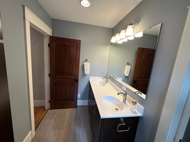 Building Photo - 4015 Wood End Dr