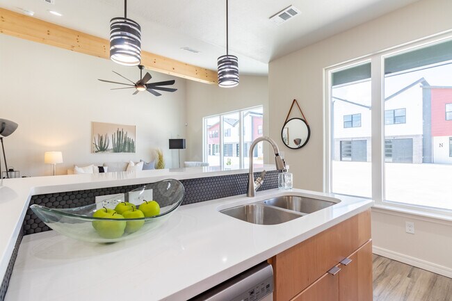 Single Story (2 bed/2 bath) - 406 38th St