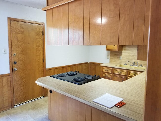 Building Photo - 7714 Albany Ave