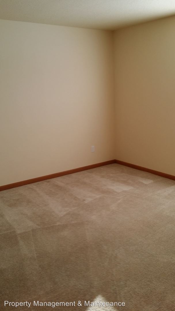 Building Photo - 1906 N Oak Dr