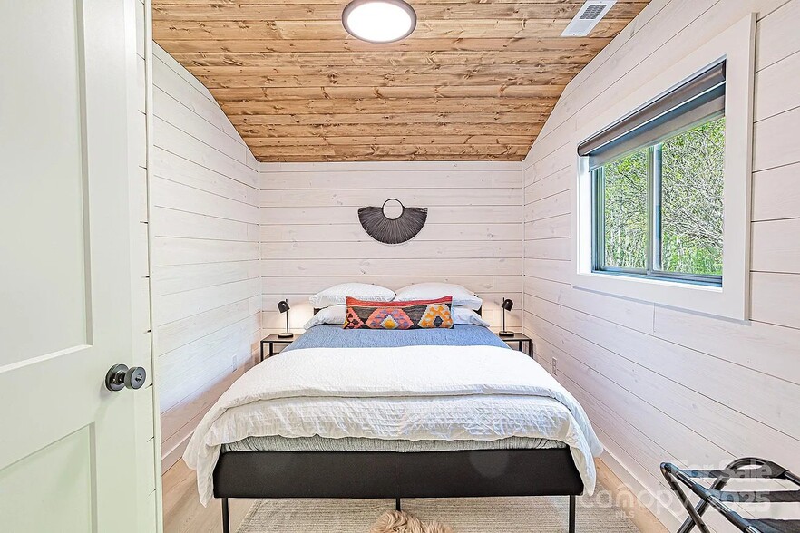 Building Photo - 826 Shumont Rd