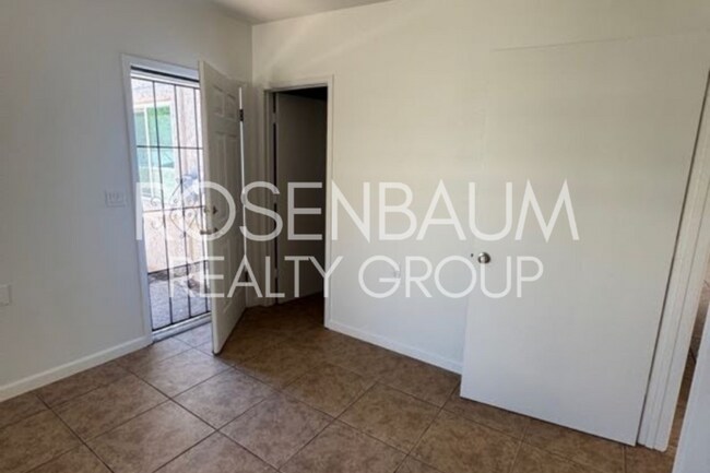 Building Photo - Beautifully updated 3-bedrooms, 2-baths ho...