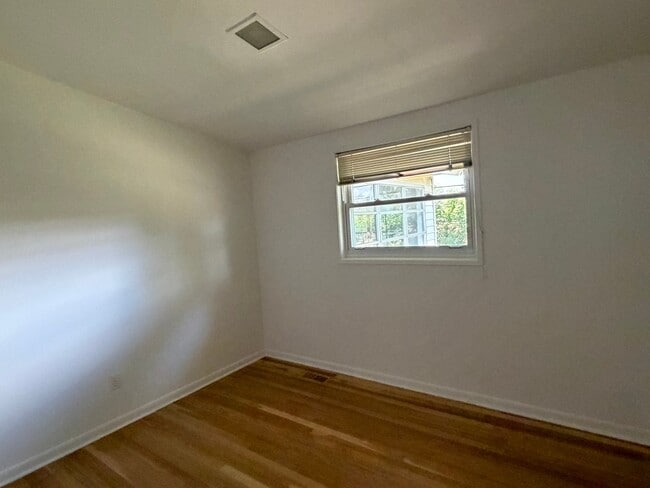 Building Photo - 878 Brooklawn Dr