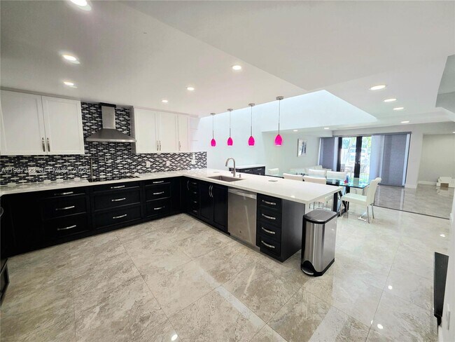 Building Photo - 310 Poinciana Island Dr