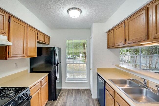 Building Photo - 616 Greenlawn Blvd