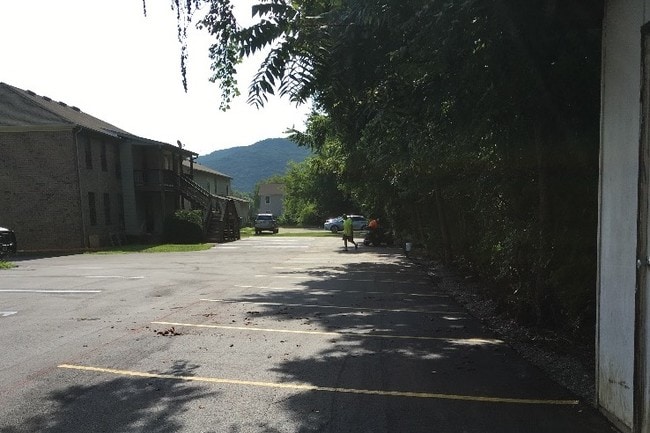 off street parking - 2613 Wynterhall Rd SE