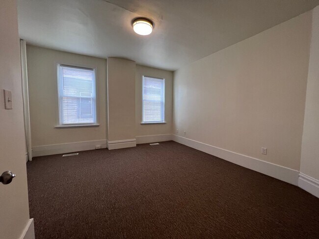 Building Photo - Internet included- 2BR apartment with office!