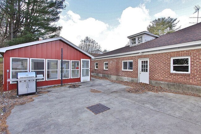 Building Photo - Large 4 bedroom, 2 bath home for rent in R...